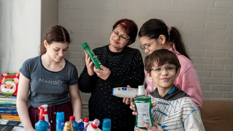 Родини з дітьми у прифронтових громадах Херсонщини отримують ваучери на засоби гігієни