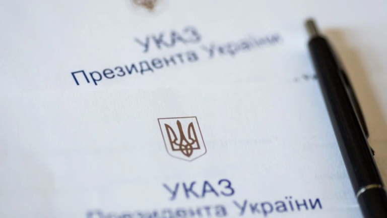 Президент Зеленський відзначив нагородами трьох комунальників з Херсона