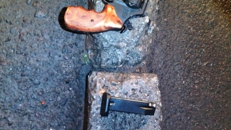 У Миколаєві затримали чоловіка з пістолетами, що цілився в автомобілі