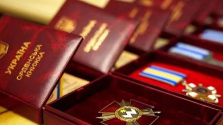Президент України нагородив жителів південних областей за відвагу та професіоналізм