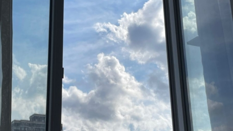 У Запоріжжі з дев’ятого поверху випали жінка та її восьмирічна донька