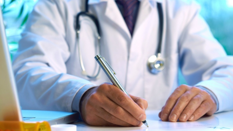 На Миколаївщині гостро бракує лікарів попри доплати та житло