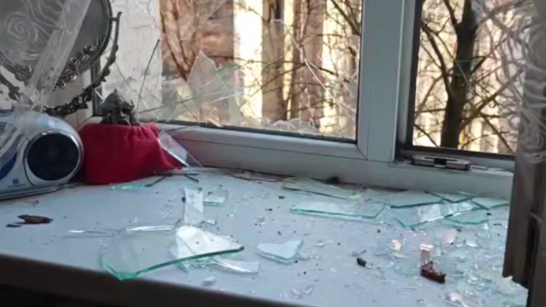 Удар дрона по гуртожитку в центрі Херсона пошкоджено будівлю та авто