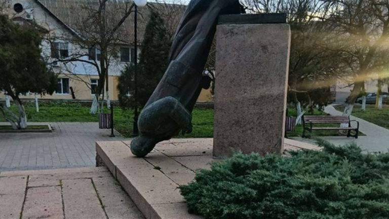 Негода в Криму зруйнувала пам’ятник Леніну, але ялинка залишилася неушкодженою