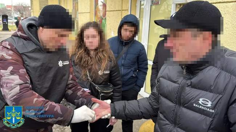 В Одесі засудили помічника поліції за корупцію та незаконне переправлення