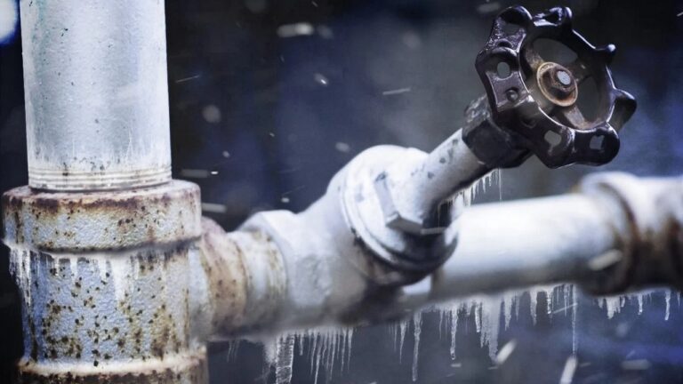 У багатоповерхівках Херсона через морози замерзають водопровідні труби