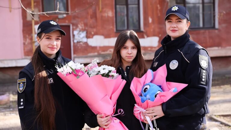 Поліцейські Миколаївщини привітали доньку загиблого колеги з днем народження