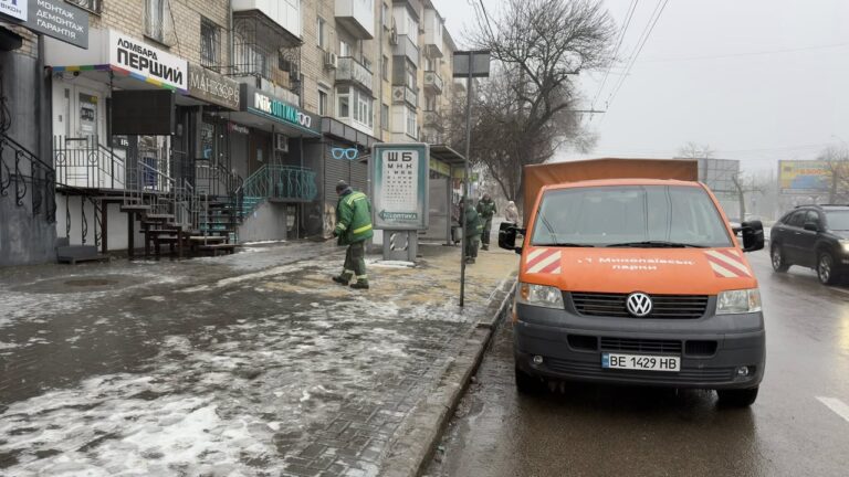 Комунальники Миколаєва активно борються з наслідками ожеледиці