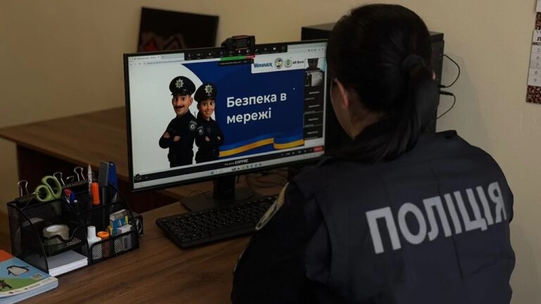 Поліцейська провела урок цифрової безпеки для ліцеїстів у Веселиновому на Миколаївщині
