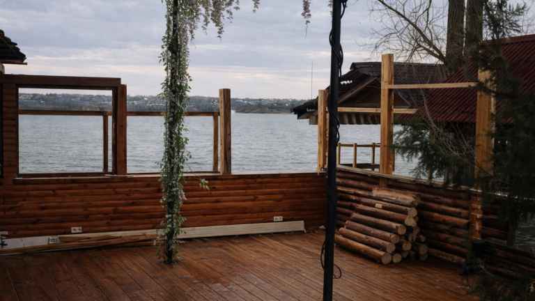 У Миколаєві через суд повернули громаді прибережну землю з незаконним кафе