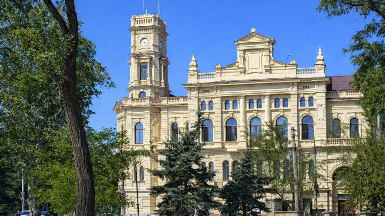 З Херсонського музею вивезли тисячі експонатів: двом особам висунули підозру