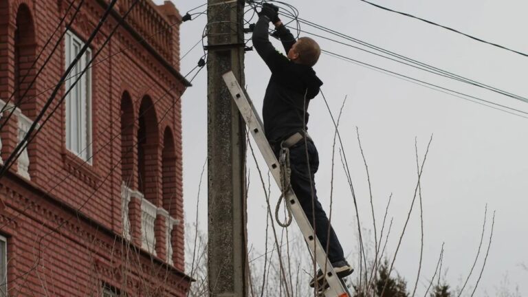 У Херсоні розпочали роботу аварійні бригади для відновлення електропостачання
