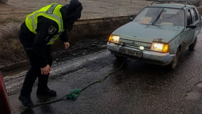 Поліцейські допомогли водіям на слизьких дорогах Миколаївщини
