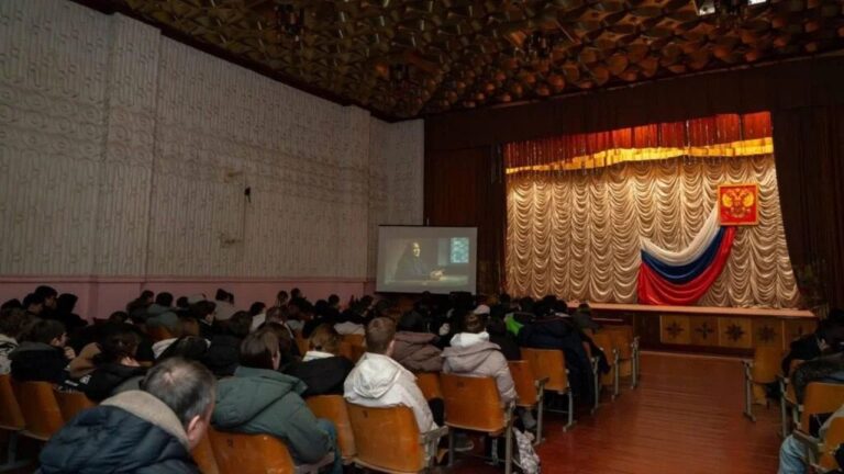 На ТОТ Херсонщини молоді показали російський фільм, де вимагають публічної страти “зрадників”