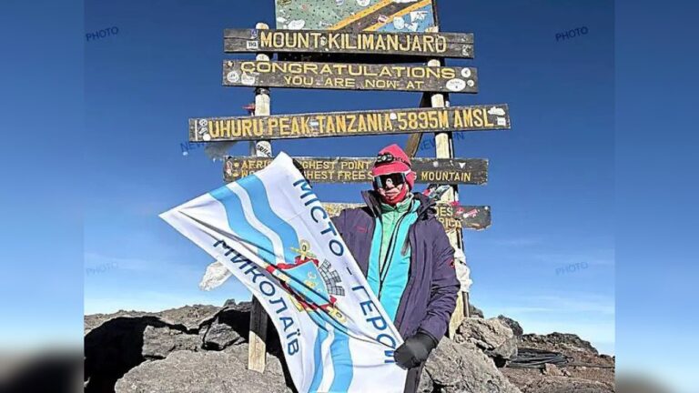 Спортсменка з Миколаєва розгорнула прапор міста на найвищій точці Африки
