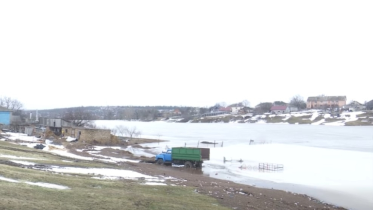 На Миколаївщині рятувальник у відпустці витягнув з крижаної води двох 11-річних хлопців