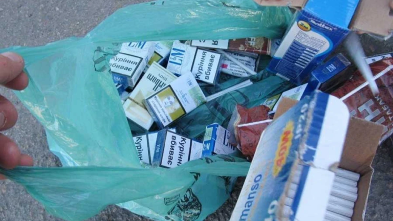 Шістьох чоловіків у Херсоні судитимуть за нелегальне виробництво цигарок