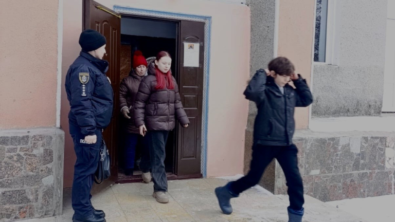 Поліцейська провела навчальну евакуацію для ліцеїстів на Вознесенщині