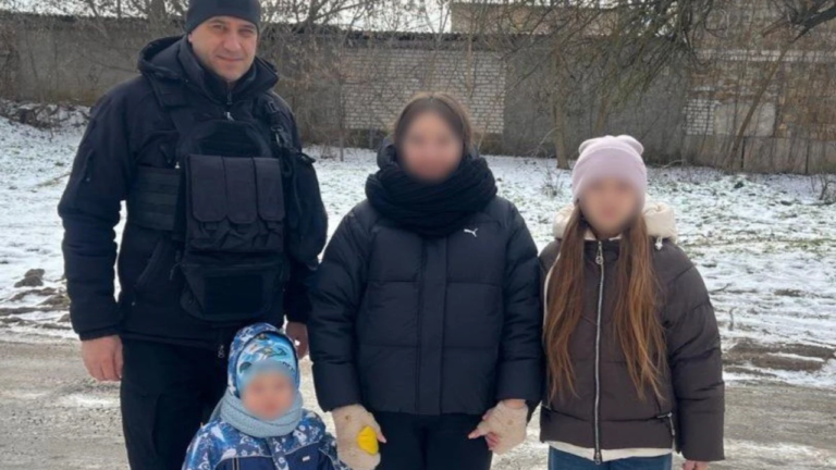 Поліція евакуювала дві родини з дітьми з прифронтового селища біля Херсона