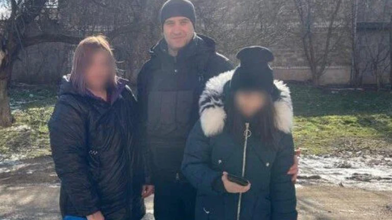 Евакуація з передмістя Херсона: матір з дитиною залишають дім вдруге