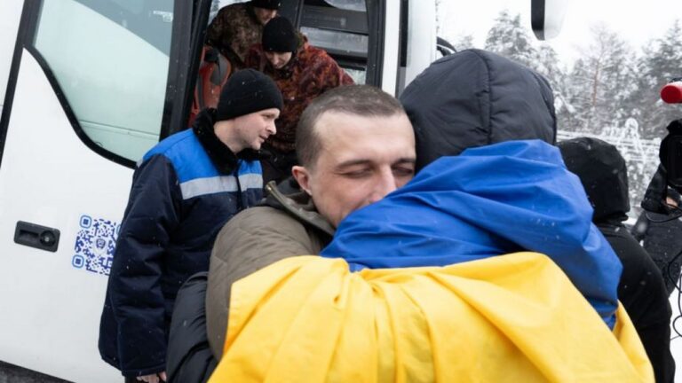 Під час обміну полоненими додому повернулися 12 захисників із Запорізької області