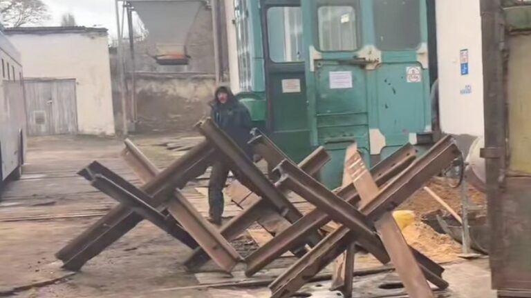 “Укрзалізниця” через суд вимагає повернути рейки з яких у Миколаєві зробили протитанкові їжаки