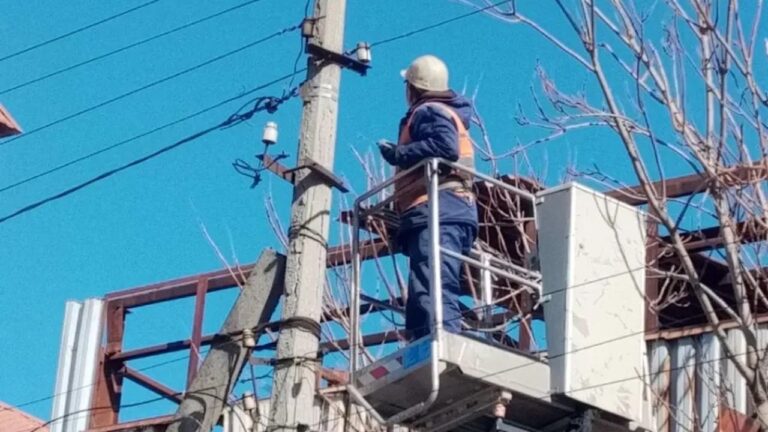 У Херсоні комунальники за тиждень ліквідували наслідки обстрілів на десятках локацій