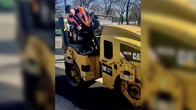 У Миколаєві ремонтують дороги на Центральному проспекті та вулиці Бедзая