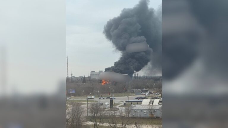 Масштабна пожежа у Запоріжжі після атаки дрона: мешканців закликають зачинити вікна