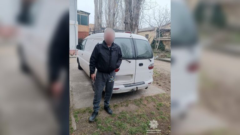 Патрульні в Миколаєві зупинили водія Hyundai, що їздив по тротуару