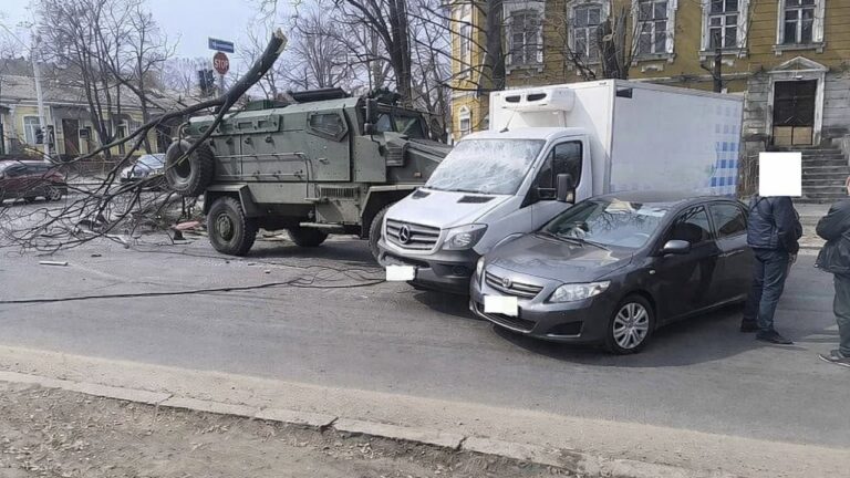 У центрі Миколаєва бронеавтомобіль Kirpi спричинив ДТП із трьома авто