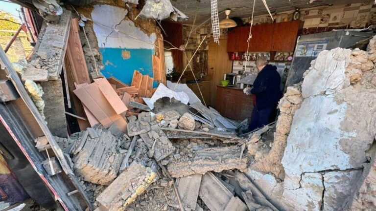 Обстріли Херсонщини: поранені люди та зруйноване житло