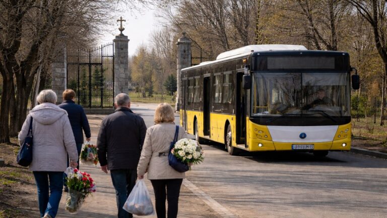 У Миколаєві запустять два додаткові автобусні маршрути до кладовища на поминальні дні