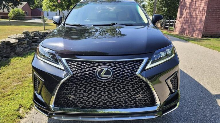 Дружина керівника Високопільської СВА придбала автомобіль Lexus