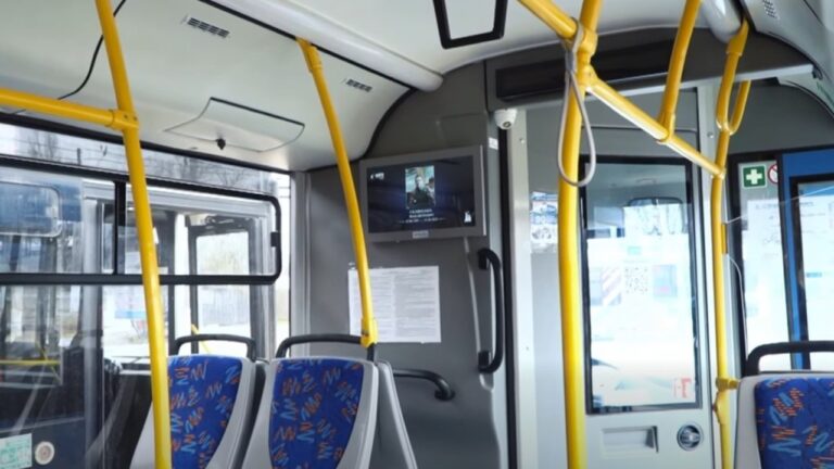 У тролейбусах Миколаєва транслюють відео з іменами загиблих захисників
