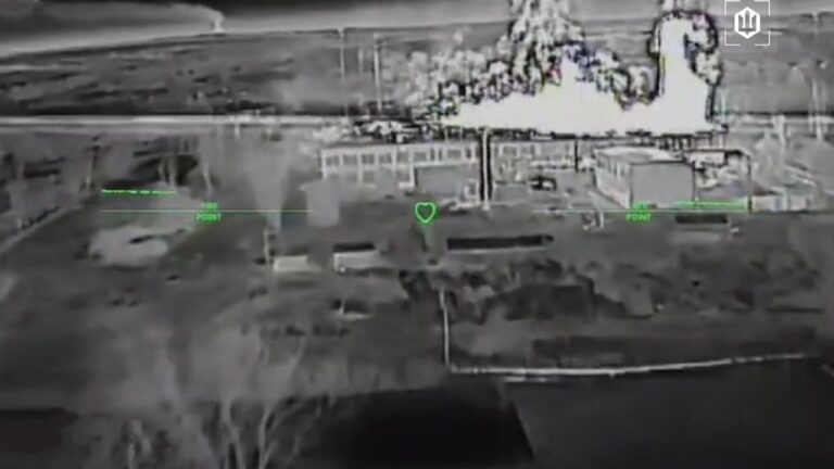 Українські дрони атакували нафтобазу в Криму: уражені автоцистерни