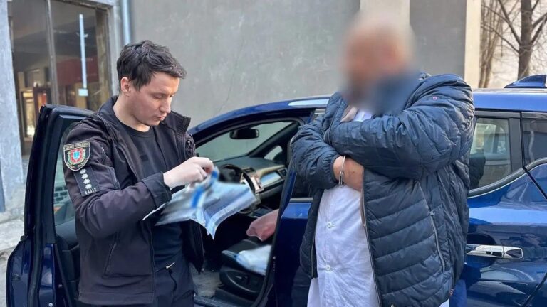 В Одесі затримали офтальмолога який вимагав 7,5 тис доларів за оформлення інвалідності