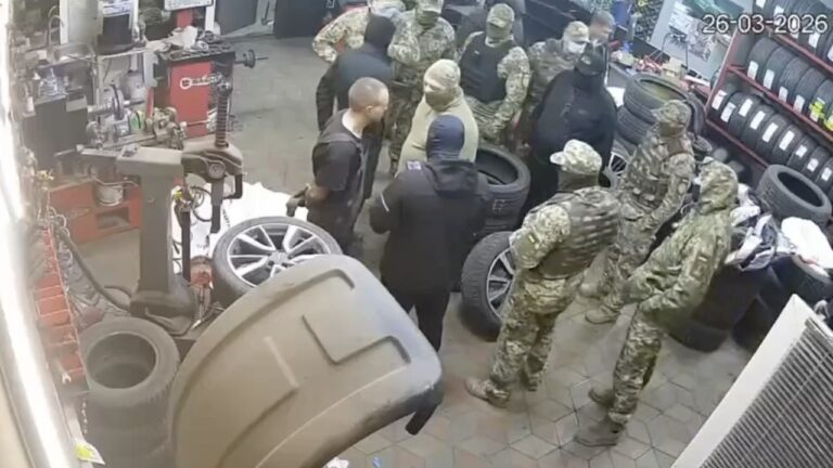 В Одесі працівники ТЦК затримали співробітника СТО, в якій самі обслуговувалися