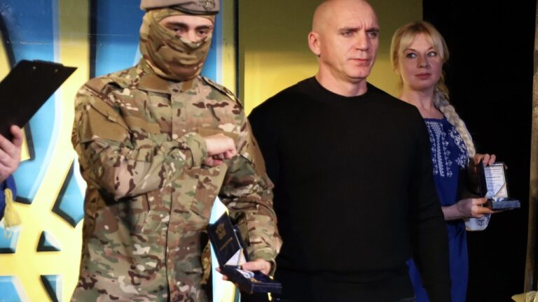 У Миколаєві до річниці звання “Місто-герой” нагородили військових і волонтерів