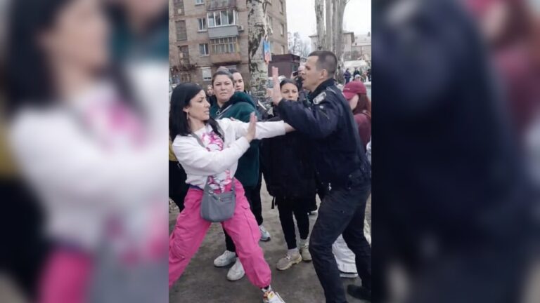 У Запоріжжі поліцейський погрожував пістолетом під час сутички з натовпом