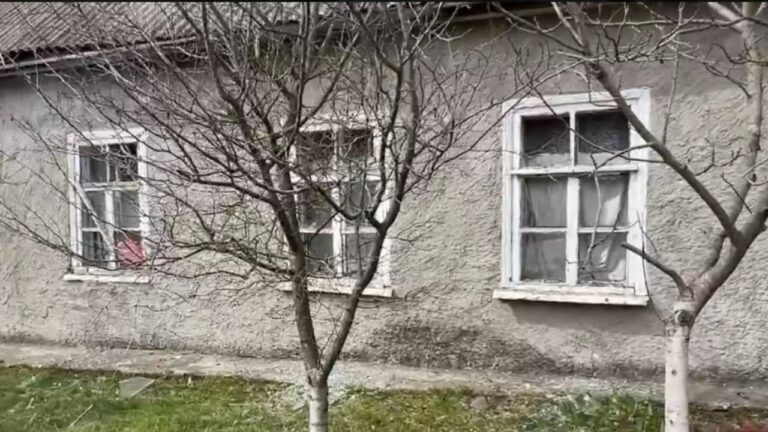 Російські війська обстріляли житловий район Херсона: постраждав літній чоловік