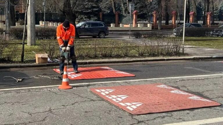 В Одесі встановили берлінські подушки на Фонтанській дорозі