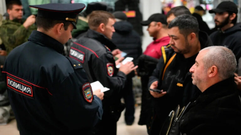 У Криму окупаційна влада експлуатує мігрантів та змушує їх підписувати контракти з армією РФ