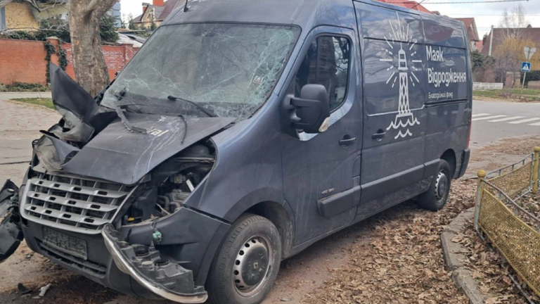 У Херсоні ворожий FPV-дрон влучив у авто благодійного фонду