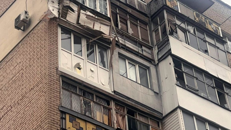 Російські обстріли на Херсонщині: загиблий та поранені, серед них медики