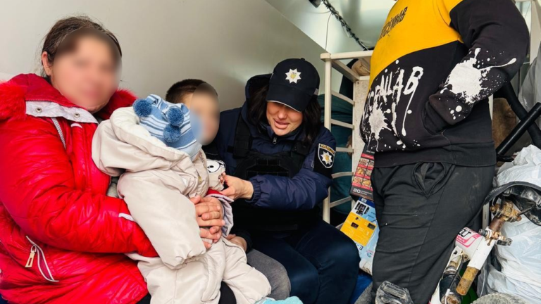 Поліцейські евакуювали родину з дітьми з небезпечної зони на Херсонщині