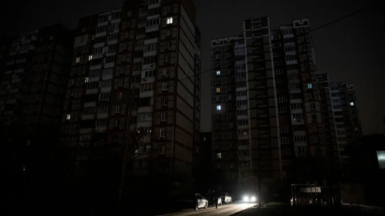 На лівому березі Києва сталася аварія виникли перебої зі світлом і водою