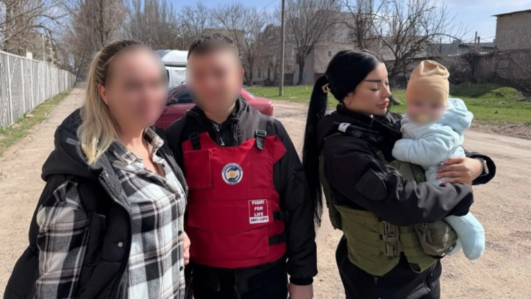 На Херсонщині евакуювали родини з дітьми під обстрілами