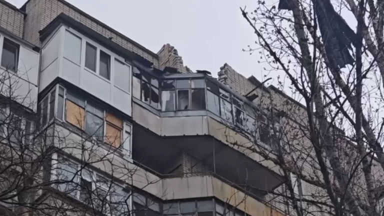 Російські війська обстріляли багатоповерхівку у Херсоні