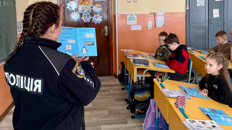 Поліцейська провела урок безпеки для першокласників на Первомайщині